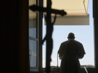 Đức Giáo Hoàng Phanxicô ban phước lành từ cửa sổ phòng thu của mình nhìn ra Quảng trường Thánh Peter tại Vatican, Chủ nhật, ngày 31 tháng 5 năm 2020. (Tín dụng: Tin tức Vatican qua AP.)