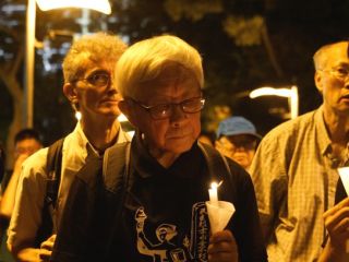 Đức Hồng Y Joseph Zen, giám mục Hồng Kông đã nghỉ hưu, tham dự một buổi họp mặt dưới ánh nến trong thành phố vào ngày 4 tháng 6 năm 2019, đánh dấu kỷ niệm vụ thảm sát Thiên An Môn 1989. (Ảnh UCA)