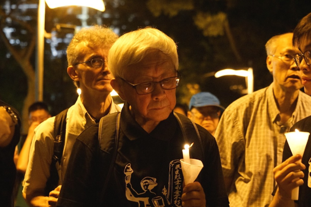 Đức Hồng Y Joseph Zen, giám mục Hồng Kông đã nghỉ hưu, tham dự một buổi họp mặt dưới ánh nến trong thành phố vào ngày 4 tháng 6 năm 2019, đánh dấu kỷ niệm vụ thảm sát Thiên An Môn 1989. (Ảnh UCA)