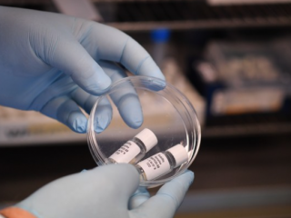 Trong bức ảnh tập tin này được chụp vào ngày 15 tháng 5 năm 2020, Giám đốc khoa học, Tiến sĩ Jeff Drew, giữ các mẫu vắc-xin uống tiềm năng cho bệnh COVID-19 đang được thử nghiệm về độ ổn định nhiệt độ trong phòng thí nghiệm Stabilitech ở Burgess Hill phía đông nam nước Anh. (Ảnh: Ben Stansall / AFP)