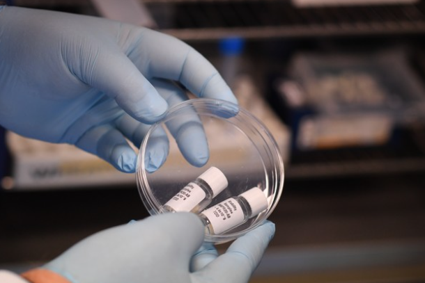 Trong bức ảnh tập tin này được chụp vào ngày 15 tháng 5 năm 2020, Giám đốc khoa học, Tiến sĩ Jeff Drew, giữ các mẫu vắc-xin uống tiềm năng cho bệnh COVID-19 đang được thử nghiệm về độ ổn định nhiệt độ trong phòng thí nghiệm Stabilitech ở Burgess Hill phía đông nam nước Anh. (Ảnh: Ben Stansall / AFP)