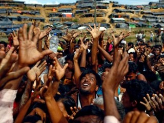 Những người tị nạn Rohingya trong một trại tạm thời ở Cox's Bazar, Bangladesh, nhận viện trợ