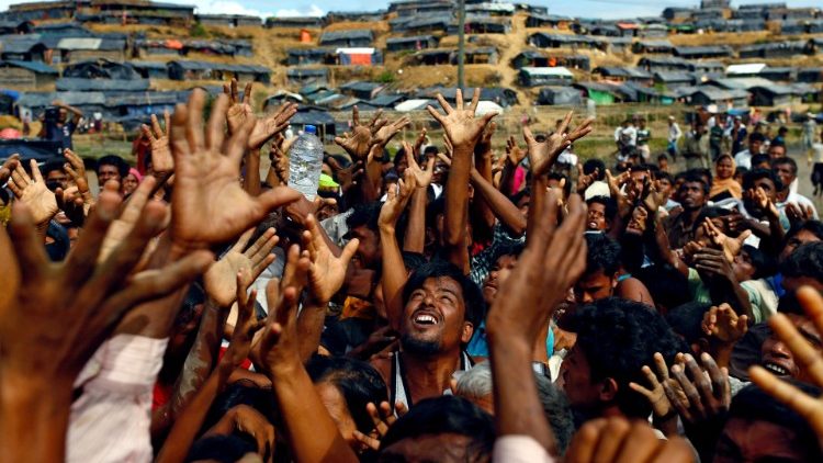 Những người tị nạn Rohingya trong một trại tạm thời ở Cox's Bazar, Bangladesh, nhận viện trợ