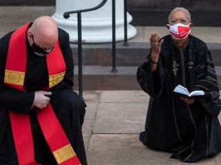 Các nhà lãnh đạo tôn giáo Kitô giáo quỳ gối cầu nguyện cho George Floyd