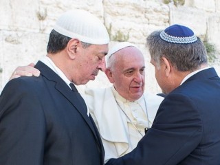 Jerusalem, ngày 26 tháng 5 năm 2014: Đức Giáo hoàng Phanxicô tại Bức tường than khóc với Rabbi Abraham Skorka và Imam Omar Abboud (Ảnh: Truyền thông Vatican)