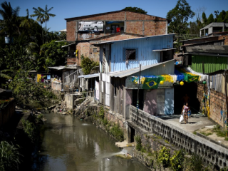 Các khu vực ổ chuột như khu vực này ở Manaus, Brazil, đang chứng kiến sự gia tăng lạm dụng tình dục trẻ em trong đại dịch Covid-19. (Ảnh: AFP)