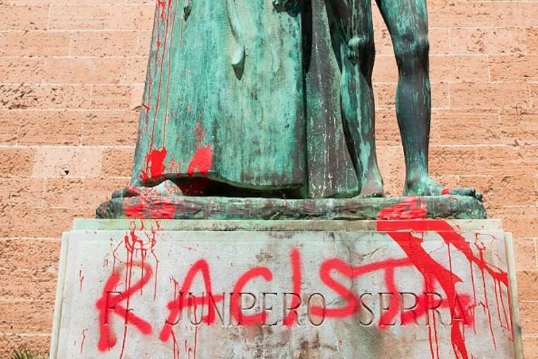Bức tượng của Linh mục Công giáo La Mã Junipero Serra, Palma de Mallorca vào ngày 22 tháng 6 năm 2020, sau khi nó được tô điểm bằng chữ graffiti "Racist". Tín dụng: Jaime Reina AFP / Getty