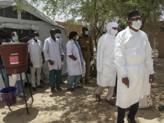 Trong bức ảnh này được chụp vào thứ Năm, ngày 21 tháng 5 năm 2020, một phái đoàn do Bộ trưởng Bộ Y tế Mali Michel Sidibe dẫn đầu, phải, đến thăm lều cách ly cho bệnh nhân bị nhiễm coronavirus ở Timbuktu, Mali. COVID-19 đã tìm đường đến Timbuktu, một thị trấn có tên từ lâu đã đồng nghĩa trên khắp thế giới với sự xa xôi. (Tín dụng: Baba Ahmed / AP.)