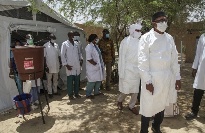 Trong bức ảnh này được chụp vào thứ Năm, ngày 21 tháng 5 năm 2020, một phái đoàn do Bộ trưởng Bộ Y tế Mali Michel Sidibe dẫn đầu, phải, đến thăm lều cách ly cho bệnh nhân bị nhiễm coronavirus ở Timbuktu, Mali. COVID-19 đã tìm đường đến Timbuktu, một thị trấn có tên từ lâu đã đồng nghĩa trên khắp thế giới với sự xa xôi. (Tín dụng: Baba Ahmed / AP.) 