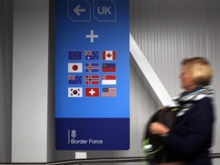 Trong bức ảnh này được chụp vào thứ Bảy, ngày 31 tháng 8 năm 2019, một hành khách đến sân bay của thành phố Edinburgh, Scotland. (Tín dụng: Francois Mori / AP.)