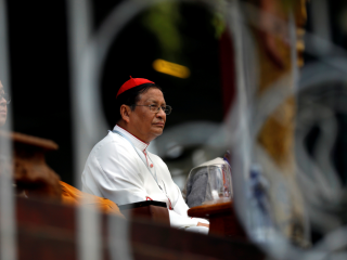 Đức Hồng Y Charles Bo ở Yangon, Myanmar, tham dự buổi lễ cầu nguyện giữa ngày 10 tháng 10 dưới ánh nến ở Yangon. Giáo hoàng Francis sẽ thăm Myanmar 27-30 tháng 11. (Ảnh CNS / Soe Zeya Tun, Reuters)