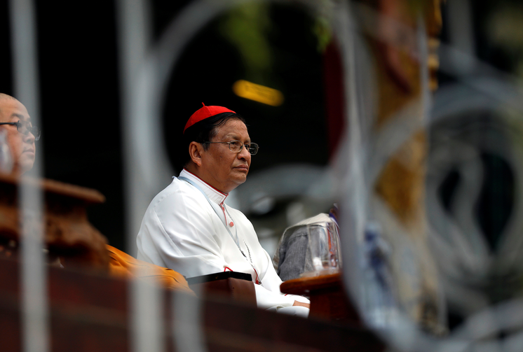 Đức Hồng Y Charles Bo ở Yangon, Myanmar, tham dự buổi lễ cầu nguyện giữa ngày 10 tháng 10 dưới ánh nến ở Yangon. Giáo hoàng Francis sẽ thăm Myanmar 27-30 tháng 11. (Ảnh CNS / Soe Zeya Tun, Reuters)