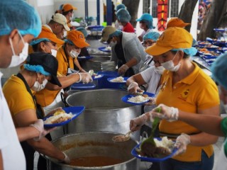 Các tình nguyện viên của một tổ chức từ thiện Công giáo chuẩn bị bữa ăn tại phòng đựng thức ăn của Divine Providence ở Cucuta, Colombia, ngày 31 tháng 1 năm 2020. Phòng đựng thức ăn phục vụ tới 6.000 người mỗi ngày, chủ yếu là người di cư Venezuela. (Tín dụng: Manuel Rueda / CNS)