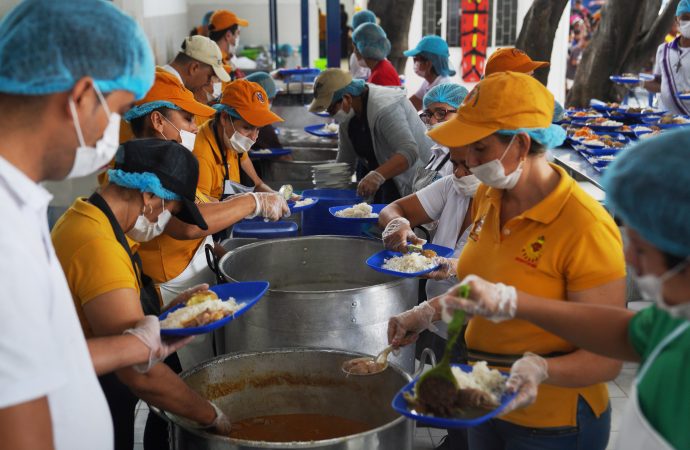 Các tình nguyện viên của một tổ chức từ thiện Công giáo chuẩn bị bữa ăn tại phòng đựng thức ăn của Divine Providence ở Cucuta, Colombia, ngày 31 tháng 1 năm 2020. Phòng đựng thức ăn phục vụ tới 6.000 người mỗi ngày, chủ yếu là người di cư Venezuela. (Tín dụng: Manuel Rueda / CNS)