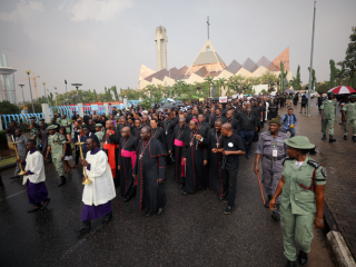 Prelates dẫn đầu một cuộc biểu tình ở Abuja, Nigeria, về việc giết người Nigeria không ngừng vào ngày 1 tháng 3 năm 2020. Các giám mục Nigeria kêu gọi cộng đồng quốc tế giúp đỡ quốc gia Tây Phi trong cuộc chiến chống lại các nhóm khủng bố và khủng bố như Boko Haram. (Ảnh CNS / Afolabi Sotunde, Reuters)