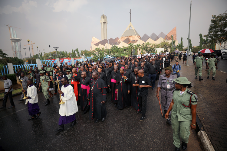 Prelates dẫn đầu một cuộc biểu tình ở Abuja, Nigeria, về việc giết người Nigeria không ngừng vào ngày 1 tháng 3 năm 2020. Các giám mục Nigeria kêu gọi cộng đồng quốc tế giúp đỡ quốc gia Tây Phi trong cuộc chiến chống lại các nhóm khủng bố và khủng bố như Boko Haram. (Ảnh CNS / Afolabi Sotunde, Reuters)