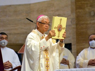 Đức cha Broderick Pabillo cử hành thánh lễ tại Nhà thờ lớn Manila vào ngày 19 tháng 6 năm 2020. (Ảnh: Nhà thờ Chính Tòa Manila)