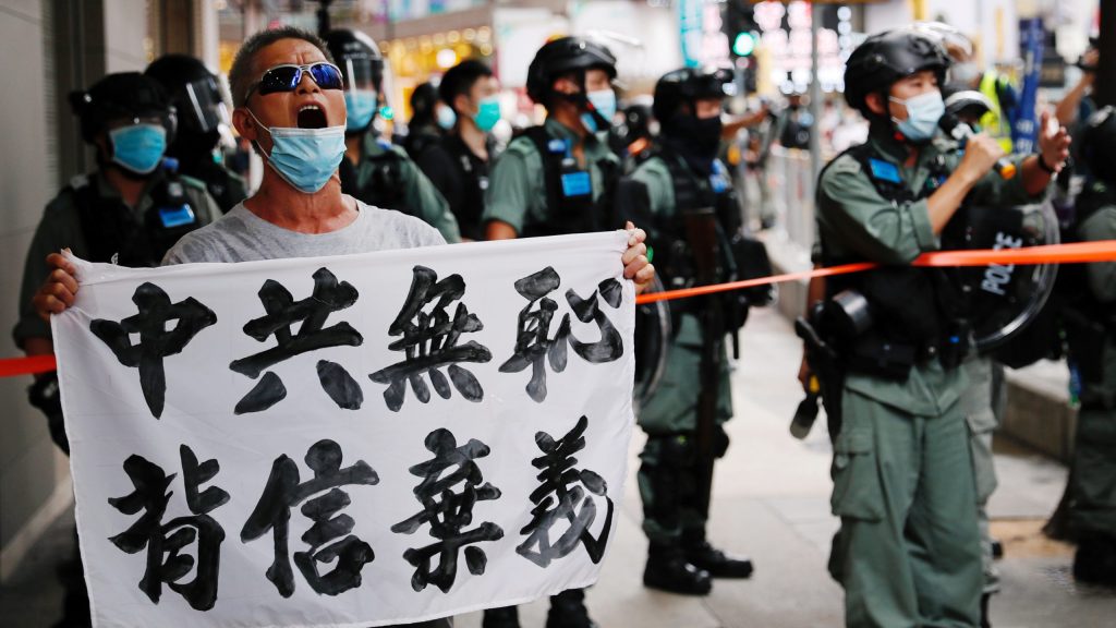 Một người đàn ông cầm biểu ngữ "Đảng cộng sản Trung Quốc là không biết xấu hổ, phá vỡ những lời hứa", hét lên trong một cuộc biểu tình phản đối luật an ninh quốc gia mới ở Hồng Kông ngày 1 tháng 7 năm 2020. (Ảnh CNS / Tyrone Siu, Reuters)