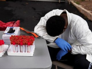 Một nhân viên chăm sóc sức khỏe mệt mỏi ở Houston ngày 7 tháng 7 năm 2020, khi cfn rất nhiều người chờ đợi để được kiểm tra bệnh coronavirus. (Ảnh: Callaghan O'Hare / Reuters)