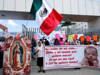 Những người ủng hộ cuộc sống cầu nguyện trong một cuộc biểu tình năm 2019 bên ngoài đại hội địa phương ở Oaxaca, Mexico. Vào cuối tháng 7, các giám mục của Mexico kêu gọi người Công giáo lên tiếng trước phán quyết của Tòa án Tối cao của đất nước, điều này có thể dẫn đến việc buộc tội phá thai trên toàn quốc. (Tín dụng: Jorge Luis Plata / Reuters)