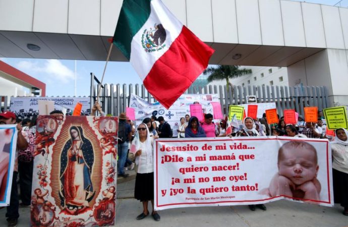 Những người ủng hộ cuộc sống cầu nguyện trong một cuộc biểu tình năm 2019 bên ngoài đại hội địa phương ở Oaxaca, Mexico. Vào cuối tháng 7, các giám mục của Mexico kêu gọi người Công giáo lên tiếng trước phán quyết của Tòa án Tối cao của đất nước, điều này có thể dẫn đến việc buộc tội phá thai trên toàn quốc. (Tín dụng: Jorge Luis Plata / Reuters)
