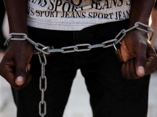 Một người đàn ông ở Athens, Hy Lạp, có một sợi dây chuyền quấn quanh cổ tay trong bức ảnh minh họa này. (Ảnh: Alkis Konstantinidis/ Reuters)