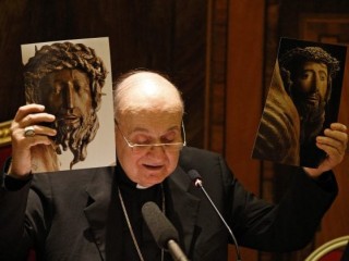 Trong một bức ảnh, Đức Hồng Y Angelo Comastri, nhà lưu trữ của Thánh đường Thánh Peter, giữ các bức ảnh trước và sau khi phục hồi cây thánh giá bằng gỗ từ thế kỷ 14 trong một cơ hội truyền thông tại Vương cung thánh đường Thánh Peter tại Vatican ngày 28 tháng 10 năm 2016 (Ảnh: Paul Haring / CNS)