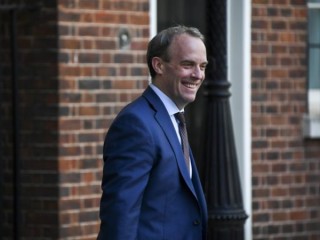 Trong bức ảnh tập tin này vào thứ Năm, ngày 7 tháng 5 năm 2020, Bộ trưởng Ngoại giao Anh Dominic Raab đến số 10 đường Downing, London. Raab vào thứ Hai ngày 6 tháng 7 năm 2020, đã công bố các biện pháp trừng phạt kinh tế đối với các cá nhân và tổ chức từ Nga, Ả Rập Saudi, Myanmar và Bắc Triều Tiên dưới quyền hạn mới của Hoa Kỳ để trừng phạt những người vi phạm nhân quyền (Ảnh: Alberto Pezzali / AP)