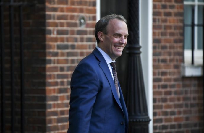 Trong bức ảnh tập tin này vào thứ Năm, ngày 7 tháng 5 năm 2020, Bộ trưởng Ngoại giao Anh Dominic Raab đến số 10 đường Downing, London. Raab vào thứ Hai ngày 6 tháng 7 năm 2020, đã công bố các biện pháp trừng phạt kinh tế đối với các cá nhân và tổ chức từ Nga, Ả Rập Saudi, Myanmar và Bắc Triều Tiên dưới quyền hạn mới của Hoa Kỳ để trừng phạt những người vi phạm nhân quyền (Ảnh: Alberto Pezzali / AP)