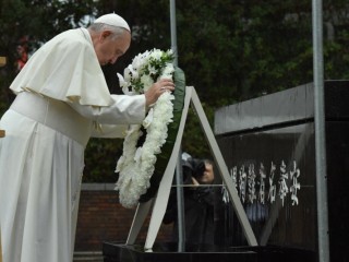 Đức Giáo Hoàng Phanxicô thăm Công viên Hypocenter Bom nguyên tử ở Nagasaki, Nhật Bản vào vào ngày 24 tháng 11 năm 2019. (Ảnh: Truyền thông Vatican)
