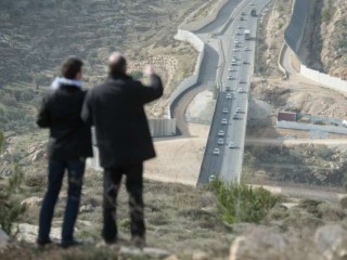 Một giám mục khảo sát việc xây dựng một bức tường ngăn cách ở Thung lũng Cremisan của Palestine, ngày 17 tháng 1 năm 2017. Tín dụng: Mazur / catholicnews.org.uk.