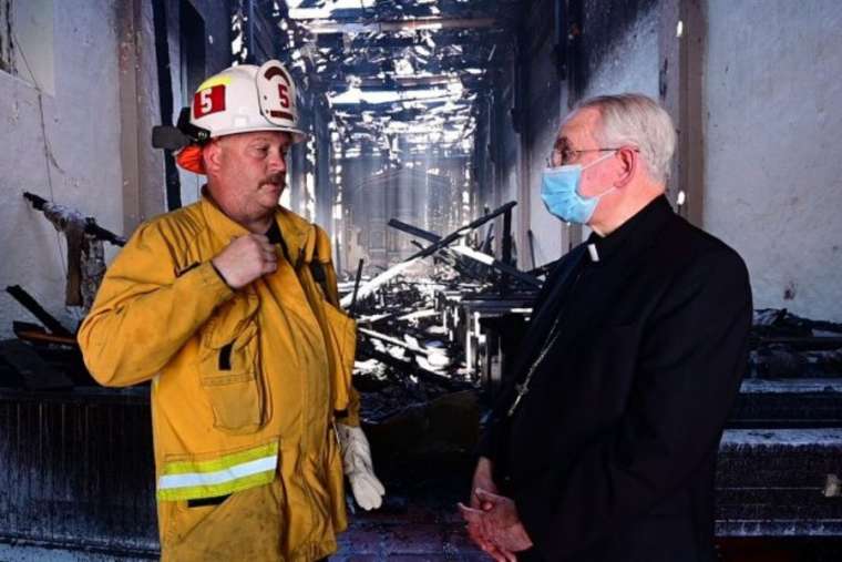 Đức Tổng Giám mục Jose Gomez đến thăm hiện trường vụ hỏa hoạn tại nhiệm vụ San Gabriel, ngày 11 tháng 7 năm 2020. Tín dụng: Jon McCoy / Angelus News.