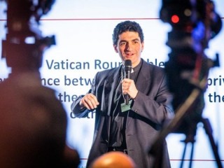 Cha Augustin Zampini Davis phát biểu tại Bàn tròn của Vatican trong Diễn đàn kinh tế thế giới của Davos vào tháng 1 năm 2020. (Ảnh: Thánh Bộ Cổ võ sự Phát triển Con người Toàn diện)