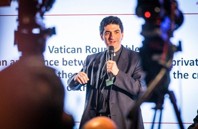 Cha Augustin Zampini Davis phát biểu tại Bàn tròn của Vatican trong Diễn đàn kinh tế thế giới của Davos vào tháng 1 năm 2020. (Ảnh: Thánh Bộ Cổ võ sự Phát triển Con người Toàn diện)