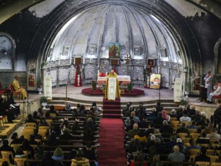 Nhà thờ Côgn giáo kính Thánh Mar Behnam và Mart Sarah ở Qaraqosh, Iraq cử hành Thánh lễ Giáng sinh ngày 25 tháng 12 năm 2018 trước khi nhà thờ được cải tạo. Tín dụng: AFP / Getty Images