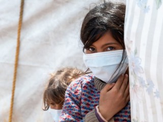 Một người tị nạn 9 tuổi đeo mặt nạ trong trại Al-Harakat ở Idlib, ngày 10 tháng 4 năm 2020. (Tín dụng: Cứu trợ Hồi giáo / Phép lịch sự đến tháng 12).