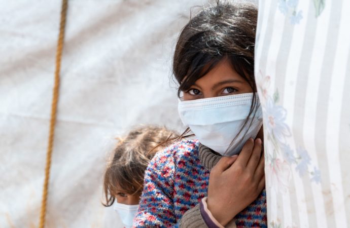 Một người tị nạn 9 tuổi đeo mặt nạ trong trại Al-Harakat ở Idlib, ngày 10 tháng 4 năm 2020. (Tín dụng: Cứu trợ Hồi giáo / Phép lịch sự đến tháng 12).