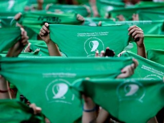 Trong ngày 10 tháng 4 năm 2018 này, ảnh hồ sơ, người biểu tình đòi phá thai giơ khăn tay màu xanh lá cây trong một cuộc biểu tình trước Quốc hội ở Buenos Aires, Argentina. Quê hương của Giáo hoàng Francis nói không với việc hợp pháp hóa phá thai năm đó. Người biểu tình ủng hộ và chống lại các biện pháp tổ chức các cuộc biểu tình rộng rãi trên đường phố Argentina với những chiếc khăn tay màu xanh lá cây hoặc màu xanh nhạt tượng trưng cho mỗi bên. (Tín dụng: Natacha Pisarenko / AP)