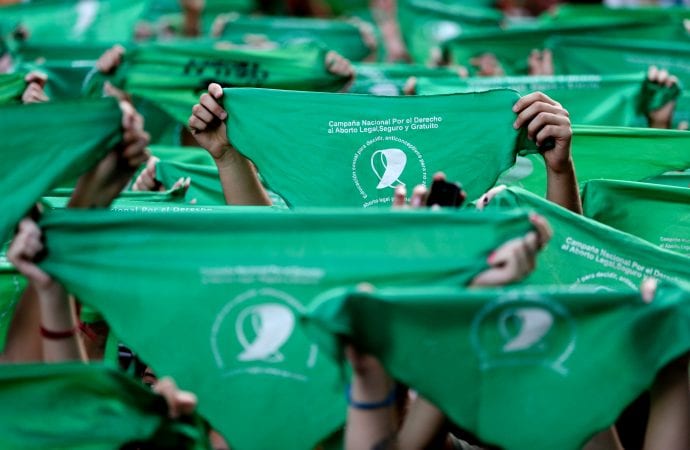 Trong ngày 10 tháng 4 năm 2018 này, ảnh hồ sơ, người biểu tình đòi phá thai giơ khăn tay màu xanh lá cây trong một cuộc biểu tình trước Quốc hội ở Buenos Aires, Argentina. Quê hương của Giáo hoàng Francis nói không với việc hợp pháp hóa phá thai năm đó. Người biểu tình ủng hộ và chống lại các biện pháp tổ chức các cuộc biểu tình rộng rãi trên đường phố Argentina với những chiếc khăn tay màu xanh lá cây hoặc màu xanh nhạt tượng trưng cho mỗi bên. (Tín dụng: Natacha Pisarenko / AP)