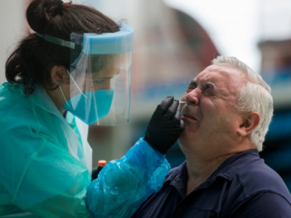 Một nhân viên chăm sóc sức khỏe sử dụng tăm bông để lấy mẫu tại một trung tâm xét nghiệm tạm thời về coronavirus mới ở thành phố Getaria của Tây Ban Nha vào ngày 15 tháng 7 năm 2020. (Ảnh: ANDER GILLENEA / AFP)