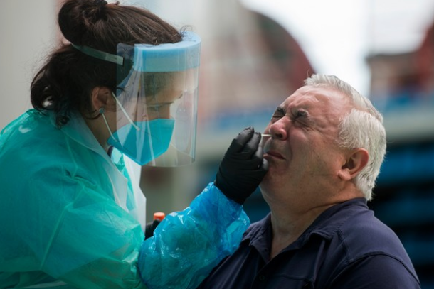 Một nhân viên chăm sóc sức khỏe sử dụng tăm bông để lấy mẫu tại một trung tâm xét nghiệm tạm thời về coronavirus mới ở thành phố Getaria của Tây Ban Nha vào ngày 15 tháng 7 năm 2020. (Ảnh: ANDER GILLENEA / AFP)