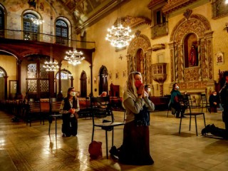 Trung thành tham dự thánh lễ tại nhà thờ Nossa Senhora das Dores ở Porto Alegre, miền nam Brazil, ngày 29 tháng 5 năm 2020. (Ảnh của SILVIO AVILA / AFP)