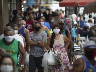 Mọi người, giữa đại dịch COVID-19, xếp hàng để vào Mercado Popular de Madureira, một trung tâm mua sắm nổi tiếng nằm ở Madureira, một khu phố thương mại ở khu vực phía bắc của Rio de Janeiro (Ảnh:  Fernando Souza/ZUMA Wire/ MaxPPP)