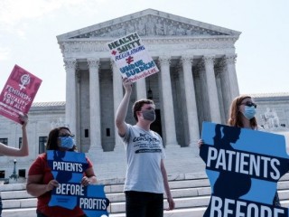 Các nhà hoạt động ủng hộ sự sống biểu tình trước Tòa án Tối cao Hoa Kỳ vào thứ Hai tuần trước (2020 Getty Images)