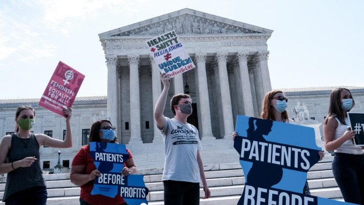 Các nhà hoạt động ủng hộ sự sống biểu tình trước Tòa án Tối cao Hoa Kỳ vào thứ Hai tuần trước (2020 Getty Images)