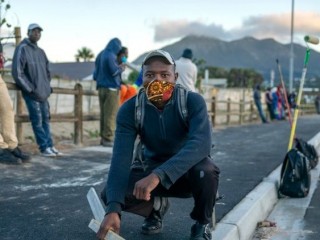 Công nhân xây dựng đang chờ để làm việc trong khu vực phi chính thức ở Cape Town, Nam Phi (ANSA)