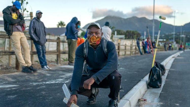 Công nhân xây dựng đang chờ để làm việc trong khu vực phi chính thức ở Cape Town, Nam Phi (ANSA)