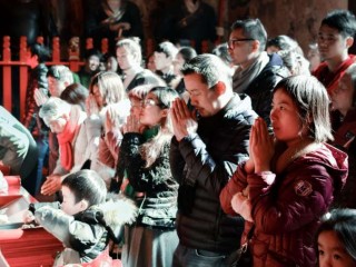 Dân chúng cầu nguyện ở Thượng Hải, Trung Quốc. Ảnh: ThewayIsee / Shutterstock