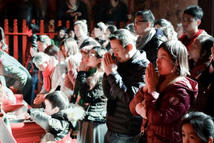 Dân chúng cầu nguyện ở Thượng Hải, Trung Quốc. Ảnh: ThewayIsee / Shutterstock