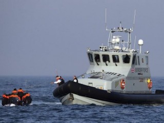 Một tàu của Lực lượng Biên phòng hỗ trợ một nhóm người được cho là di cư trên tàu từ chiếc xuồng ba lá bơm hơi của họ ở Channel, Thứ Hai, ngày 10 tháng 8 năm 2020. (Nguồn: Gareth Fuller / PA via AP)